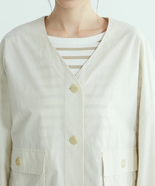 COMME CA ISM(コムサイズム)の「ノーカラー シャツブルゾン(ブルゾン・レディース・カーキ/アイボリー・SMALL/MEDIUM/LARGE)」の5枚目の写真