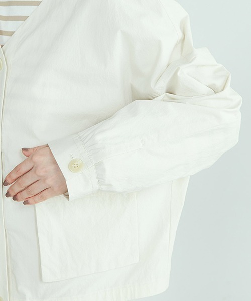 COMME CA ISM(コムサイズム)の「ノーカラー シャツブルゾン(ブルゾン・レディース・カーキ/アイボリー・SMALL/MEDIUM/LARGE)」の7枚目の写真