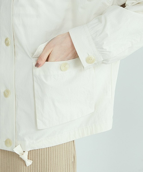 COMME CA ISM(コムサイズム)の「ノーカラー シャツブルゾン(ブルゾン・レディース・カーキ/アイボリー・SMALL/MEDIUM/LARGE)」の8枚目の写真