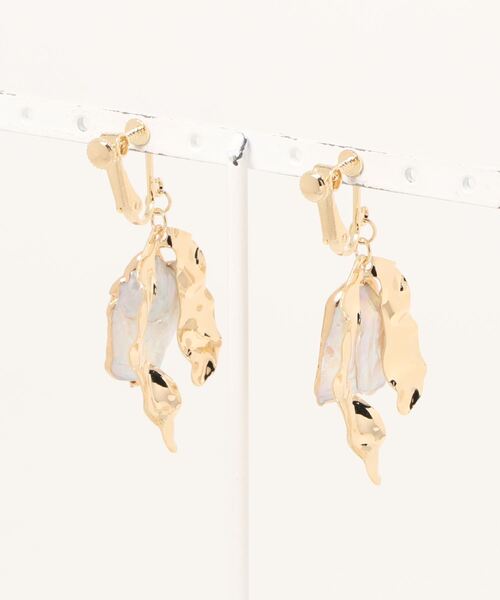 Kastane（カスタネ）の「クラッシュメタルリーフ型イヤリング（イヤリング・レディース・ゴールド/シルバー・FREE）」の3枚目の写真