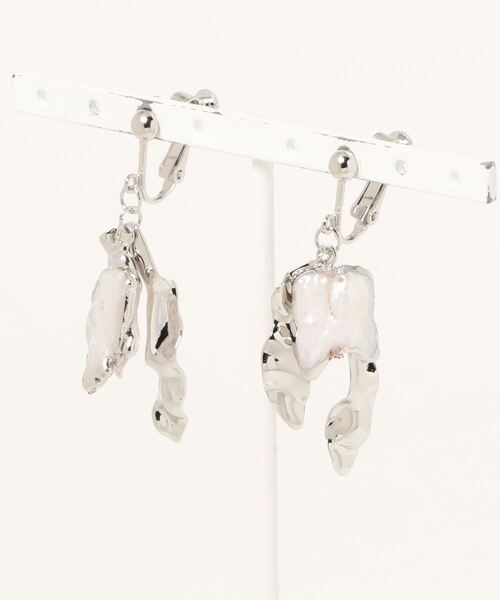 Kastane（カスタネ）の「クラッシュメタルリーフ型イヤリング（イヤリング・レディース・ゴールド/シルバー・FREE）」の6枚目の写真