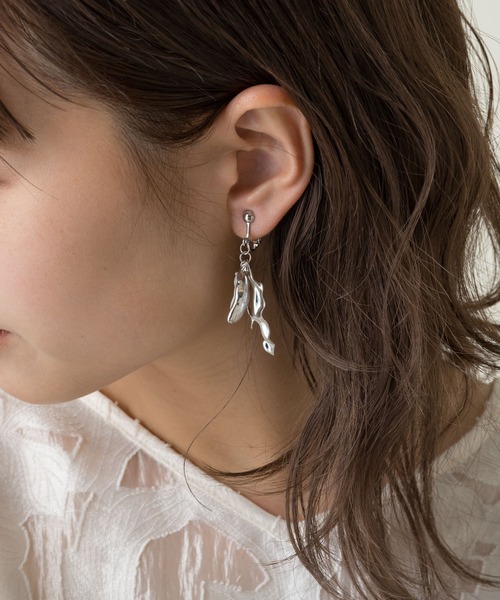 Kastane（カスタネ）の「クラッシュメタルリーフ型イヤリング（イヤリング・レディース・ゴールド/シルバー・FREE）」の4枚目の写真