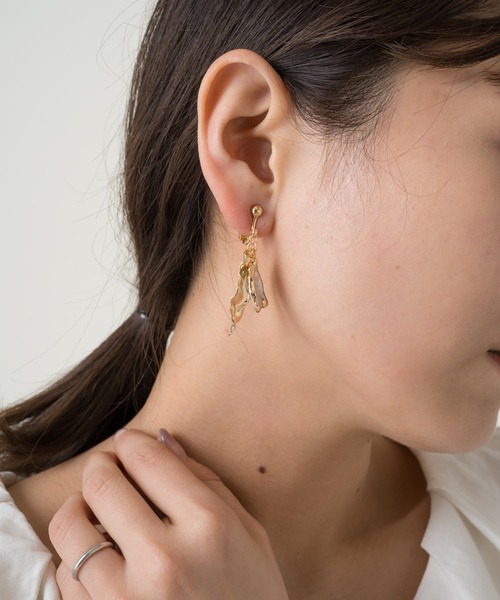 Kastane（カスタネ）の「クラッシュメタルリーフ型イヤリング（イヤリング・レディース・ゴールド/シルバー・FREE）」の5枚目の写真