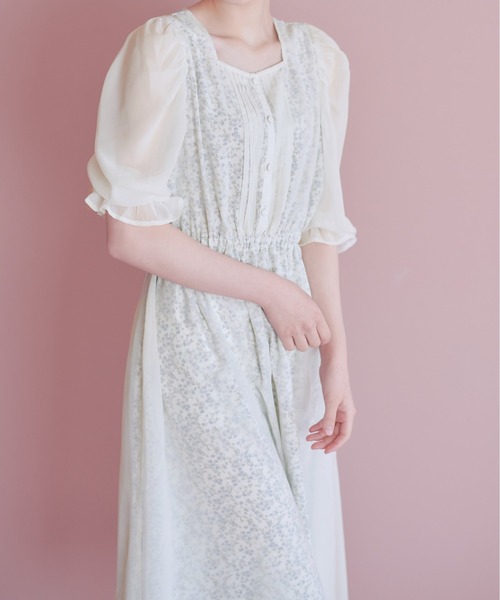 OLIVE des OLIVE(オリーブデオリーブ)の「2枚重ねスクエアネックピンタックワンピース(ワンピース・レディース・オフホワイト/ライトブラウン/ラベンダー・FREE)」の2枚目の写真