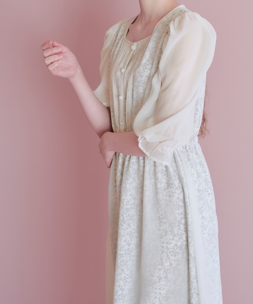 OLIVE des OLIVE(オリーブデオリーブ)の「2枚重ねスクエアネックピンタックワンピース(ワンピース・レディース・オフホワイト/ライトブラウン/ラベンダー・FREE)」の4枚目の写真