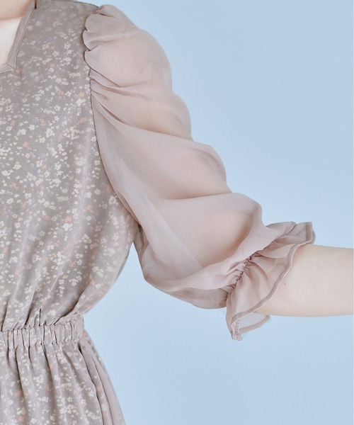 OLIVE des OLIVE(オリーブデオリーブ)の「2枚重ねスクエアネックピンタックワンピース(ワンピース・レディース・オフホワイト/ライトブラウン/ラベンダー・FREE)」の7枚目の写真