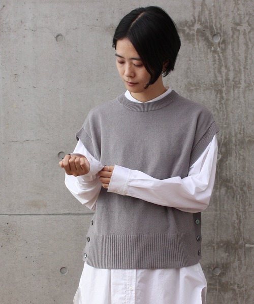 aimer le mieux（エメルミュー）の「aimer リネン混　サイド釦ベスト（ニット/セーター・レディース・ブラック/グレー/アイボリー・FREE）」の3枚目の写真