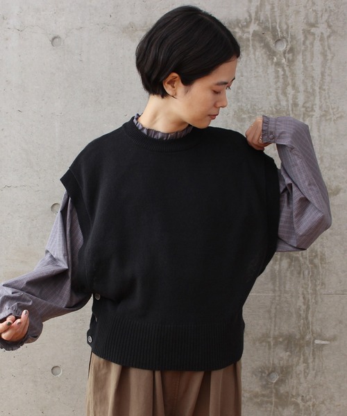 aimer le mieux（エメルミュー）の「aimer リネン混　サイド釦ベスト（ニット/セーター・レディース・ブラック/グレー/アイボリー・FREE）」の2枚目の写真