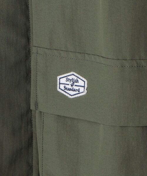 SHIPS（シップス）の「【WEB限定】SHIPS: 〈撥水加工〉 スタイリッシュ ロゴ ワッペン リラックスフィット ナイロン マウンテンパーカー（マウンテンパーカー・メンズ・ブラック/グレー/ネイビー/オリーブ・SMALL/LARGE/MEDIUM）」の15枚目の写真