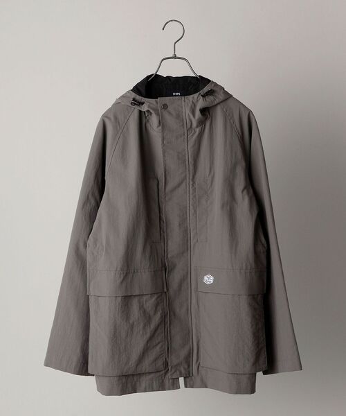 SHIPS（シップス）の「【WEB限定】SHIPS: 〈撥水加工〉 スタイリッシュ ロゴ ワッペン リラックスフィット ナイロン マウンテンパーカー（マウンテンパーカー・メンズ・ブラック/グレー/ネイビー/オリーブ・SMALL/LARGE/MEDIUM）」の10枚目の写真