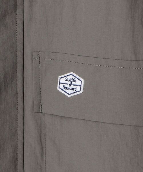 SHIPS（シップス）の「【WEB限定】SHIPS: 〈撥水加工〉 スタイリッシュ ロゴ ワッペン リラックスフィット ナイロン マウンテンパーカー（マウンテンパーカー・メンズ・ブラック/グレー/ネイビー/オリーブ・SMALL/LARGE/MEDIUM）」の9枚目の写真