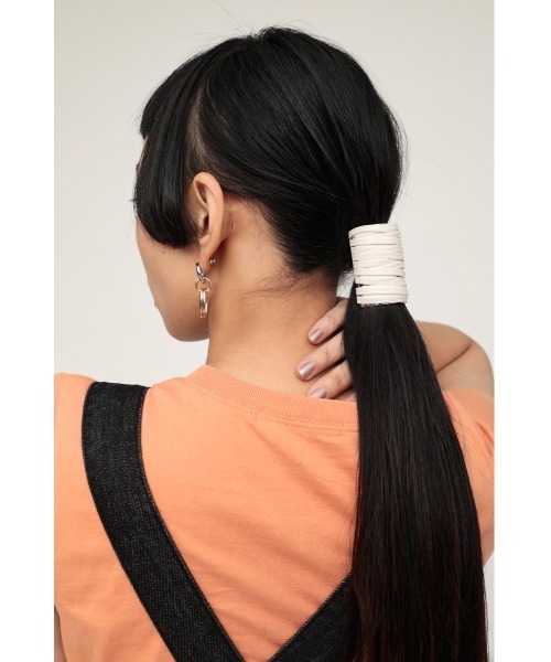 SLY(スライ)の「V/LEATHER ROPE HAIR CUFF ヴィーガンレザー ロープ ヘアカフ(バレッタ/ヘアクリップ・レディース・アイボリー/ブラック・FREE)」の2枚目の写真