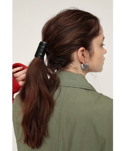 SLY(スライ)の「V/LEATHER ROPE HAIR CUFF ヴィーガンレザー ロープ ヘアカフ(バレッタ/ヘアクリップ・レディース・アイボリー/ブラック・FREE)」の12枚目の写真