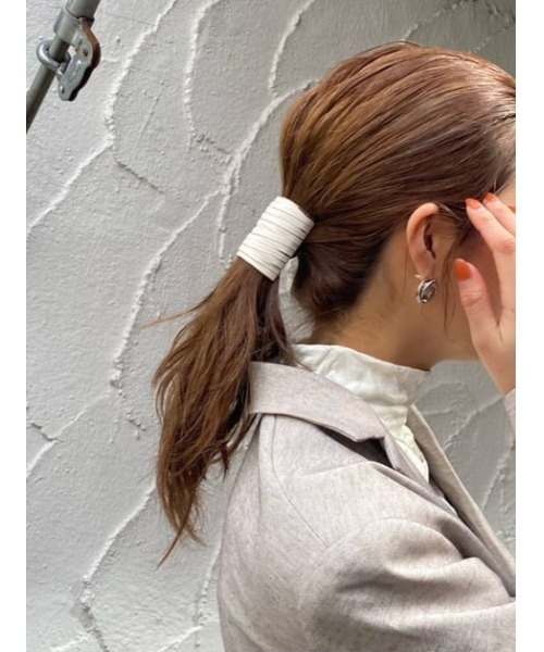 SLY(スライ)の「V/LEATHER ROPE HAIR CUFF ヴィーガンレザー ロープ ヘアカフ(バレッタ/ヘアクリップ・レディース・アイボリー/ブラック・FREE)」の16枚目の写真