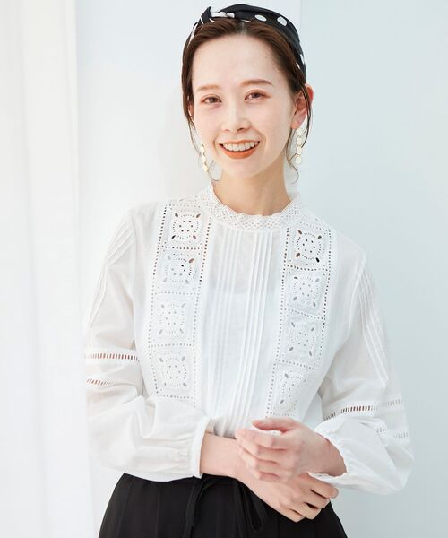 le.coeur blanc（ルクールブラン）の「エンブロイダリーピンタックブラウス（シャツ/ブラウス・レディース・オフホワイト/ブラック・38）」の2枚目の写真