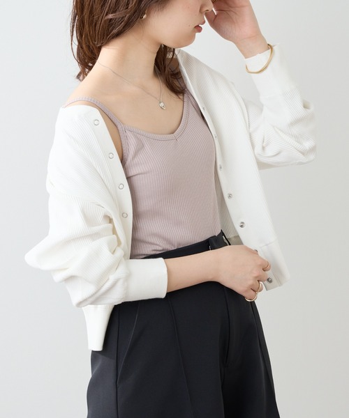 natural couture（ナチュラルクチュール）の「オールシーズン着用できる！カップ付きテレコリブキャミソール（キャミソール・レディース・ブラック/オフホワイト/ピンクベージュ/グリーン・FREE）」の6枚目の写真