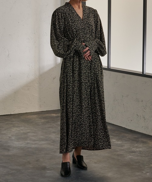 Ezick(エジック)の「Vネックボリュームワンピース(ワンピース・レディース・ブラック系その他・SMALL/MEDIUM)」の5枚目の写真