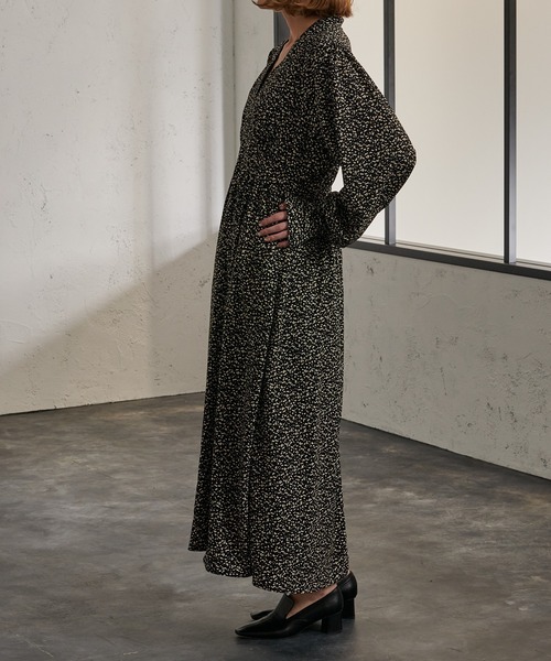 Ezick(エジック)の「Vネックボリュームワンピース(ワンピース・レディース・ブラック系その他・SMALL/MEDIUM)」の4枚目の写真