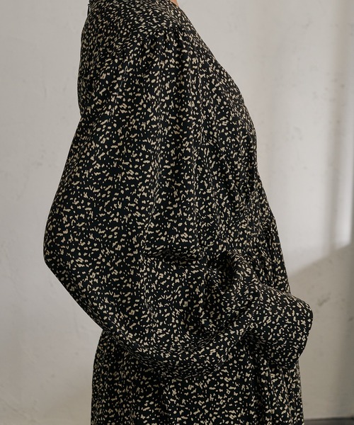 Ezick(エジック)の「Vネックボリュームワンピース(ワンピース・レディース・ブラック系その他・SMALL/MEDIUM)」の3枚目の写真
