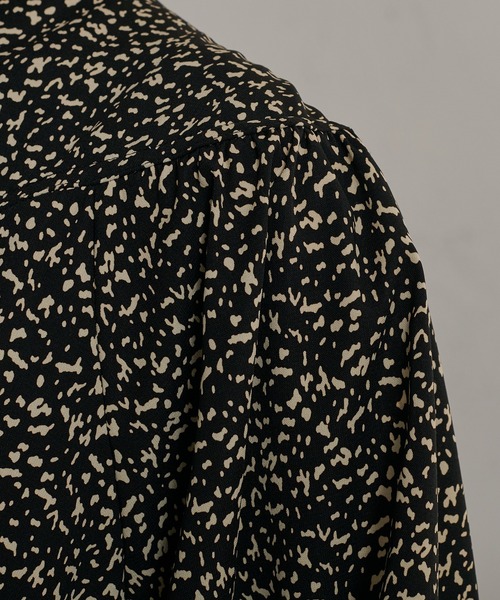 Ezick(エジック)の「Vネックボリュームワンピース(ワンピース・レディース・ブラック系その他・SMALL/MEDIUM)」の2枚目の写真
