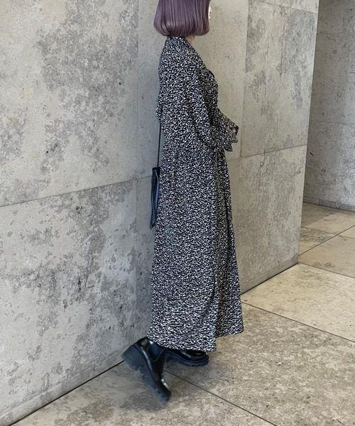 Ezick（エジック）の「Vネックボリュームワンピース（ワンピース