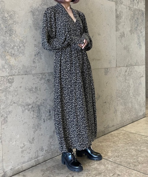 Ezick(エジック)の「Vネックボリュームワンピース(ワンピース・レディース・ブラック系その他・SMALL/MEDIUM)」の11枚目の写真