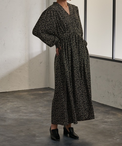 Ezick(エジック)の「Vネックボリュームワンピース(ワンピース・レディース・ブラック系その他・SMALL/MEDIUM)」の21枚目の写真