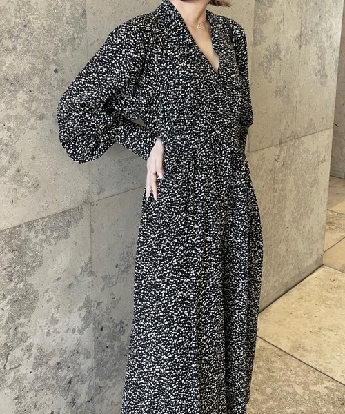 Ezick(エジック)の「Vネックボリュームワンピース(ワンピース・レディース・ブラック系その他・SMALL/MEDIUM)」の10枚目の写真