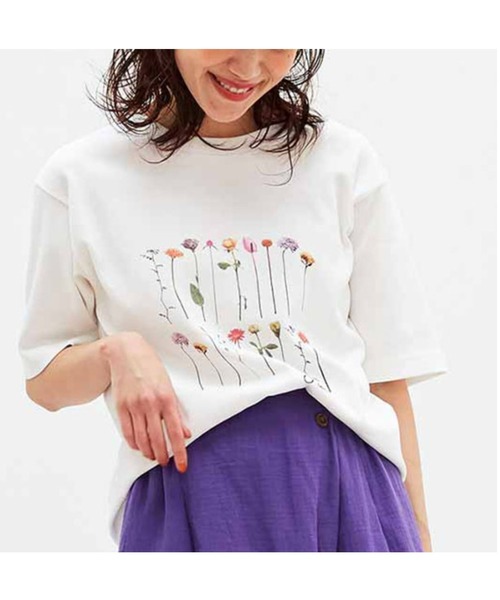 Live in comfort(リブインコンフォート)の「リブ イン コンフォート×plantica 花咲くコットンTシャツ(Tシャツ/カットソー・レディース・ベージュ系その他/ピンク系その他/オフホワイト・MEDIUM/LARGE/X-LARGE/XXX-LARGE/SMALL/XX-LARGE)」の1枚目の写真
