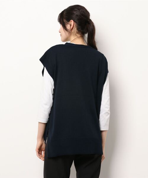 Samansa Mos2（サマンサ モスモス）の「Vネックニットベスト（ベスト・レディース・ベージュ/ネイビー/グリーン/キナリ・ﾌﾘ-）」の14枚目の写真