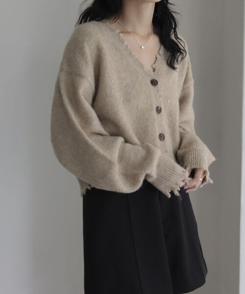 fredy emue(フレディエミュ)の「ショート丈ふわふわニットカーディガン(ニット/セーター・レディース・ベージュ/パープル/オフホワイト/グリーン・38)」の1枚目の写真