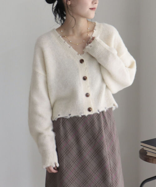 fredy emue(フレディエミュ)の「ショート丈ふわふわニットカーディガン(ニット/セーター・レディース・ベージュ/パープル/オフホワイト/グリーン・38)」の8枚目の写真