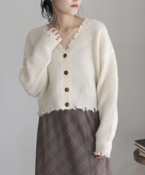 fredy emue(フレディエミュ)の「ショート丈ふわふわニットカーディガン(ニット/セーター・レディース・ベージュ/パープル/オフホワイト/グリーン・38)」の9枚目の写真