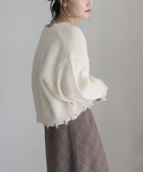 fredy emue(フレディエミュ)の「ショート丈ふわふわニットカーディガン(ニット/セーター・レディース・ベージュ/パープル/オフホワイト/グリーン・38)」の10枚目の写真