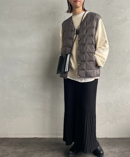 TAION（タイオン）の「【WEB限定】[TAION/タイオン] Vネック インナーダウンベスト（ダウンベスト・レディース・オフホワイト/ブラック/グレー/カーキ/ダークオリーブ・M/L/XL）」の4枚目の写真