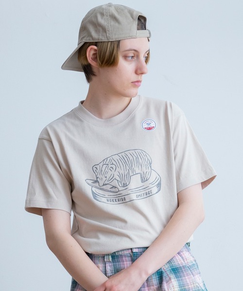 AUG(オーグ)の「AUG キボリクマ プリント Tee(Tシャツ/カットソー・レディース・ピンク系/ブラック/イエロー系/グリーン系/オフホワイト/グレイッシュベージュ・FREE)」の4枚目の写真