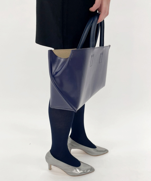 Courtney Orla(コートニーオーラ)の「【COURTNEY ORLA / コートニーオーラ】SLOPE WIDE TOTEs(ハンドバッグ・レディース・ネイビー・FREE)」の3枚目の写真