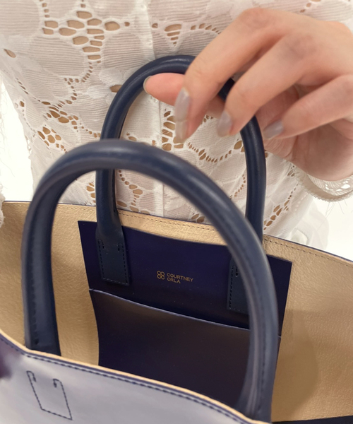 Courtney Orla(コートニーオーラ)の「【COURTNEY ORLA / コートニーオーラ】SLOPE WIDE TOTEs(ハンドバッグ・レディース・ネイビー・FREE)」の5枚目の写真