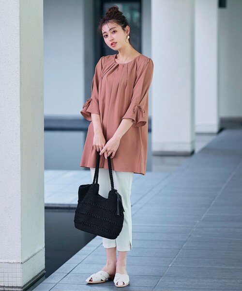 Tiaclasse(ティアクラッセ)の「【洗える】リボン付きタックスリーブチュニック(シャツ/ブラウス・レディース・ブルー/グレイッシュベージュ/ピンク/ネイビー/ブルー系その他・L/M)」の13枚目の写真