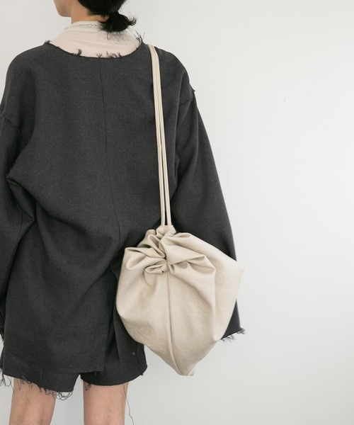 KBF（ケイビーエフ）の「ワンハンドルナップサック（ショルダーバッグ・レディース・アイボリー/ブラック・ONE）」の11枚目の写真