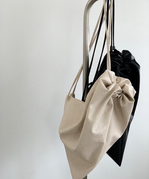 KBF（ケイビーエフ）の「ワンハンドルナップサック（ショルダーバッグ・レディース・アイボリー/ブラック・ONE）」の12枚目の写真