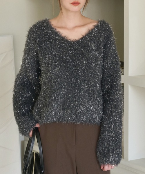 UNE MANSION（ユヌマンション）の「フェイクファーラメシャギーボートネックワイド袖ルーズシルエットニット（ニット/セーター・レディース・ブラック/ベージュ/グレー・FREE）」の2枚目の写真
