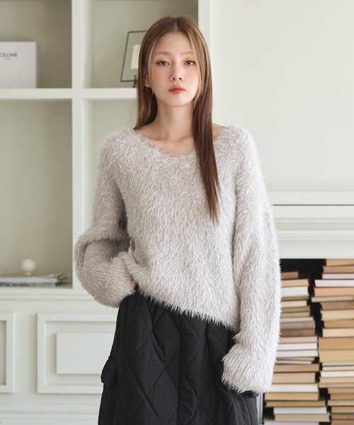 UNE MANSION（ユヌマンション）の「フェイクファーラメシャギーボートネックワイド袖ルーズシルエットニット（ニット/セーター・レディース・ブラック/ベージュ/グレー・FREE）」の13枚目の写真