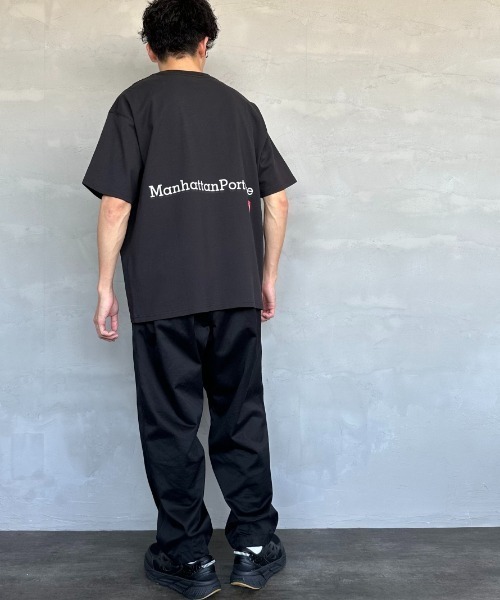 Manhattan Portage（マンハッタンポーテージ）の「[MANHATTAN PORTAGE/マンハッタンポーテージ] 別注 ポケット刺繍 バックプリントTシャツ（Tシャツ/カットソー・レディース・ホワイト/ネイビー/ブラック・S/M/L/XL）」の5枚目の写真