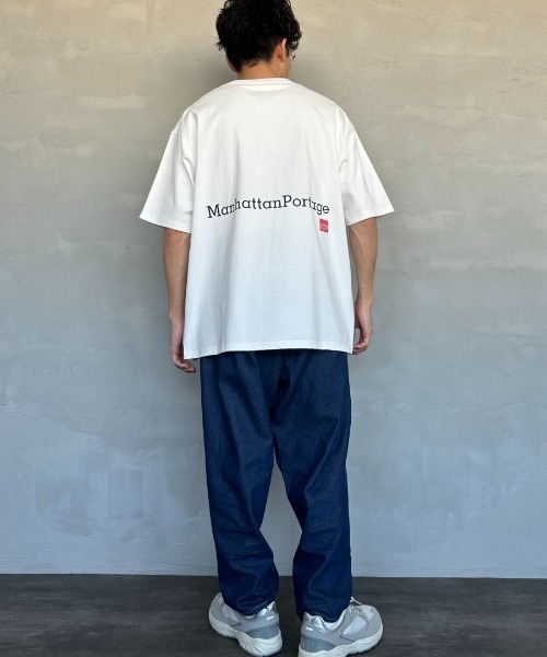 Manhattan Portage（マンハッタンポーテージ）の「[MANHATTAN PORTAGE/マンハッタンポーテージ] 別注 ポケット刺繍 バックプリントTシャツ（Tシャツ/カットソー・レディース・ホワイト/ネイビー/ブラック・S/M/L/XL）」の4枚目の写真