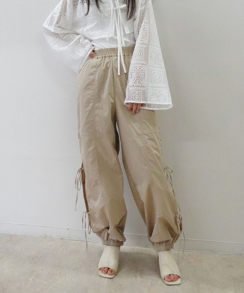 CORNERS（コーナーズ）の「ナイロンサイドリボンパンツ（カーゴパンツ・レディース・ベージュ系その他/ベージュ/ブルー/ブラック・M）」の3枚目の写真