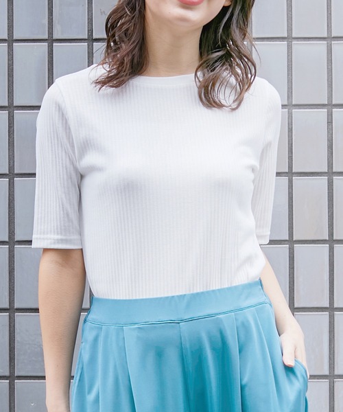 Honeys(ハニーズ)の「半袖ボートネックTシャツ(Tシャツ/カットソー・レディース・モカ/ピンク/グリーン/オフホワイト/ブラック/グレイッシュベージュ/ブルー・S/M/L/LL)」の2枚目の写真