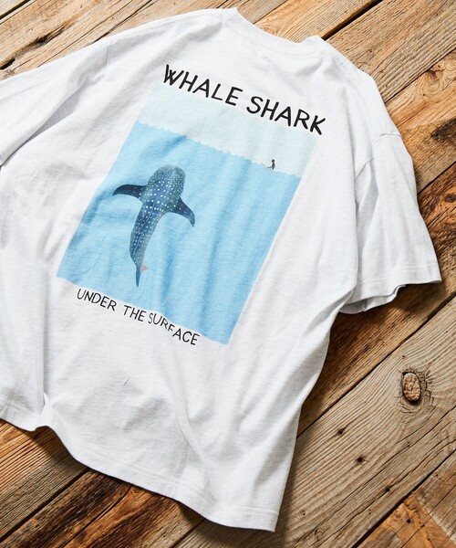 Jonas Claesson（ジョナスクレアッソン）の「JONAS CLAESSON/ジョナス クレアッソン Whale  Shark Tee/ホエールシャーク Tシャツ/バックプリント/リラックスフィット（Tシャツ/カットソー・メンズ・イエロー/ホワイト/グレー/ブラック/サックスブルー・MEDIUM/LARGE）」の3枚目の写真