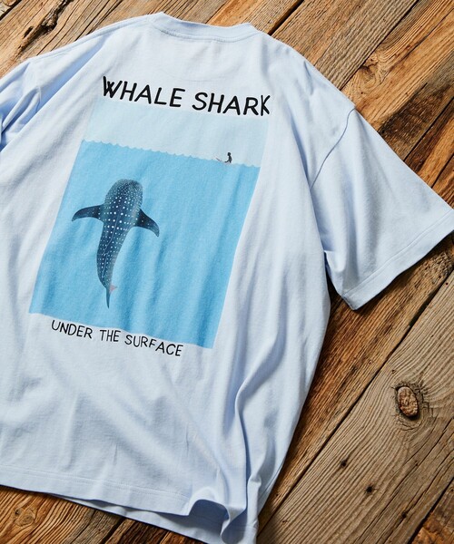 Jonas Claesson（ジョナスクレアッソン）の「JONAS CLAESSON/ジョナス クレアッソン Whale  Shark Tee/ホエールシャーク Tシャツ/バックプリント/リラックスフィット（Tシャツ/カットソー・メンズ・イエロー/ホワイト/グレー/ブラック/サックスブルー・MEDIUM/LARGE）」の4枚目の写真