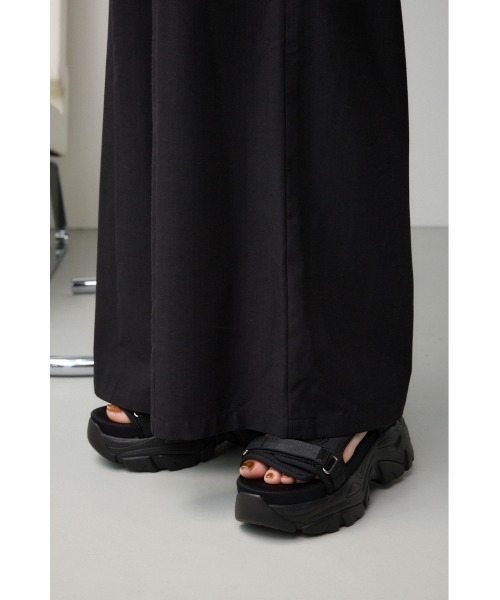 AZUL by moussy（アズールバイマウジー）の「レイヤードデザインサロペット（サロペット/オーバーオール・レディース・ライトグレー/ブラック・SMALL/MEDIUM）」の7枚目の写真